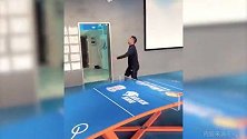 李运秋和助教玩桌上足球 头顶脚踢丰富球队业余生活