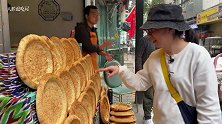 西安回民街，实拍新疆馕制作全程，小伙每天揉几百斤面，满头大汗