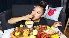 妹子吃一大份帝王蟹和龙虾，还搭配了大虾和土豆一起吃