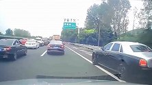 劳斯莱斯占用应急车道后插队未果 恶意别车6次 警方：拘！