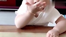 胖宝宝偷吃肉丸子，下一秒宝宝魔性反应，瞬间笑喷无数人