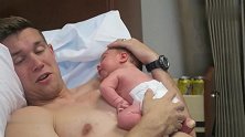 新晋奶爸第一次抱宝宝，孩子就给了他一份“见面礼”，太好笑了