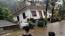 印度：喀拉拉邦遭遇洪灾，一栋房屋掉进河里被冲走