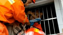 安徽蚌埠：男子酒后翻窗访友，结果被困21楼防盗窗外