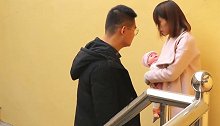 妻子不孕男子提出离婚，一年后遇前丈母娘，眼前一幕让男子傻眼