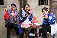 妈妈给傻妞带洋娃娃玩具，傻妞和小伙伴给洋娃娃打扮一番，好开心