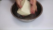 把豆腐往鸡蛋液里一扔，铲子一压，筷子一搅，做法新鲜，营养好吃
