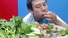【咀嚼音】泰国大叔吃虾沙拉，配着鲜脆蔬菜和苦瓜吃，真的很美味