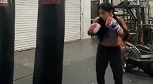 李霞锻炼日常：沙袋拳击热身