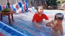 爸爸用卡车为孩子自制泳池：害怕孩子去水库，做父母谁不宠孩子