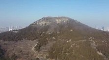 无人机航拍千佛山，越过山顶后泉城济南城市风光一览无余
