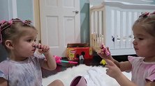 美丽的一对双胞胎，好奇的看着妈妈的东西，你会喜欢吗