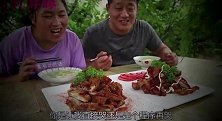 胖妹做好饭，让大洋表演节目，大洋直言计时收费，胖妹直接给二百