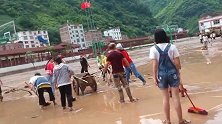 云南彝良一中学遭洪水侵袭淤泥遍地 数百名居民自发帮忙通宵打扫