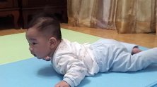 小宝宝自由泳式爬行，小脚拼命扑腾，身体原封不动，太好笑了