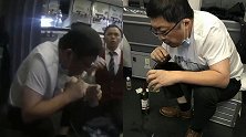 老人飞机上突发疾病 医生用嘴帮其“吸尿”37分钟：天职所在
