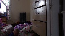 国外熊孩子撒泼打滚，妈妈却毫无办法只能一旁看着，这孩子真能作