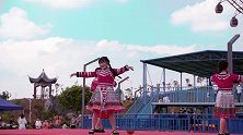布依女孩公园跳民族舞蹈，吸引好多游客来观看，现场好热闹！