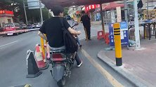 外卖哥住够矮小出租房，想投资两万开餐饮店，网友：这项目要赔！