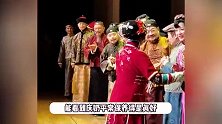 刘晓庆大年初六话剧演出，74岁健步如飞不服老，跪谢观众好真诚