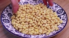天冷了我家常备黄豆酱，不晒不发酵，出锅直接吃，香辣味美真下饭