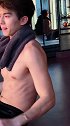 这个腹肌这么鼓鼓的，打起来手应该很痛吧？