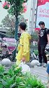街头无意中拍下的一幕，妹子街头套路小哥哥，小哥哥反应太逗了！