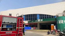 四川成都西华大学食堂起火：学生端着饭碗有序疏散