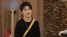 粉丝接机钱正昊，没想到他还有些害羞不知所措