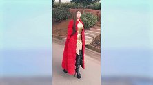 金色包臀裙外搭大红披风，辣妈硬生生穿出了土豪阔太太风格