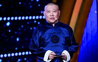 德云男团玩扇子合集：郭德纲即兴表演照花台，高晓松忙上台递扇子