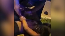 又一起！美国再现暴力执法事件 非洲裔孕妇遭警察跪压在地