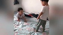 哥哥：小样，你还想打我，看我的.弟弟：哥哥又要打我了，快跑