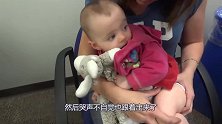女宝宝紧紧握着兔子玩偶，很怕即将要打的针，小模样太逗了