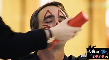 国外爆笑街头恶搞：女子在警察脸上涂番茄酱，路人都大笑不止