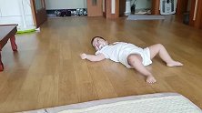 外国小宝宝“天赋异禀”，生了一副金鱼眼睛，用背部爬行，好可怜