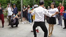 爱跳舞的女人们都喜欢和杨大爷一起跳舞