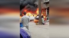 监拍河北男子嫌柳絮多用打火机焚烧 引发爆炸现场火光冲天