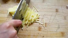 土豆丝上锅蒸，奶奶吃了80年的做法，当菜又当饭，赛过大鱼大肉