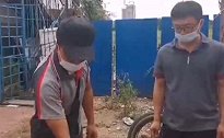 黑龙江：男孩跳进化粪池，快递小哥“猴子捞月亮”式救人