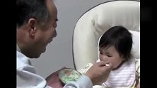 小宝宝喂饭谁喂都不好使，就爱爷爷，太可爱了！