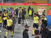 南通主场球迷完赛后疯狂问候主裁判