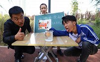 鸡蛋水中飘浮小游戏，老板套路二货小伙，二浪路过看到机智巧赢