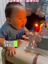 河北保定：萌娃吹完蜡烛后“强颜欢笑”，这笑的像极了逢场作戏