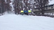 小男孩雪地里玩滑板，到下坡时，来了个花式空翻！