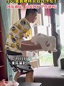 重庆：一男子小心翼翼地托着9天大的婴儿，放到沙发上