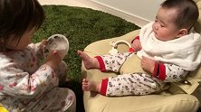 18个月姐姐给弟弟喂辅食，画面把心都萌化了！真暖！