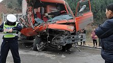 北川发生一起货车4车相撞事故 货车车头变形碎片散落一地
