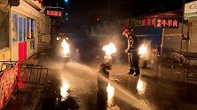 辽宁抚顺：联排门面房着火！消防员不顾危险转移6个液化气罐