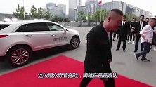 岳云鹏被欺负？看电影被迫闻臭脚一脸生无可恋，网友：笑到抽搐